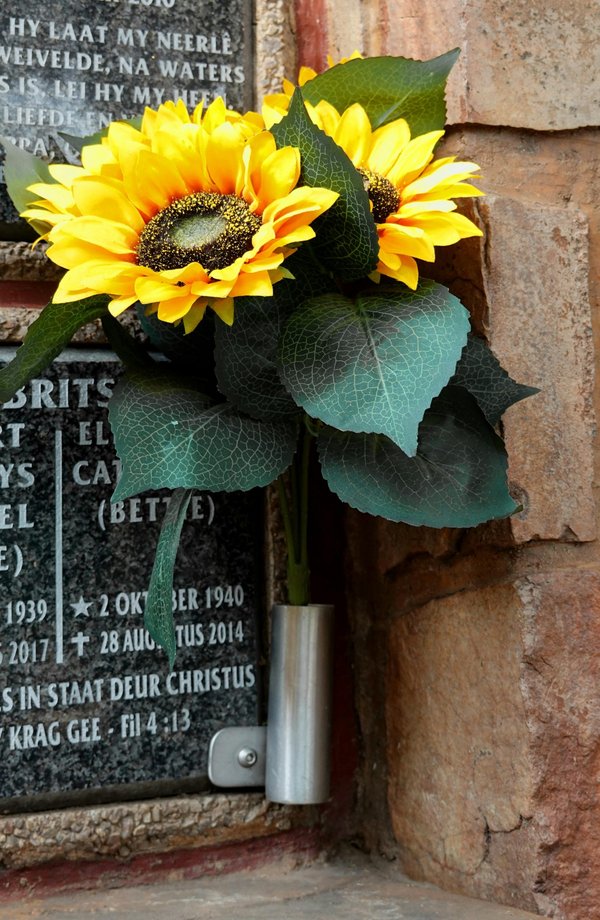 Fleurs artificielles pour cimetière : un hommage intemporel
